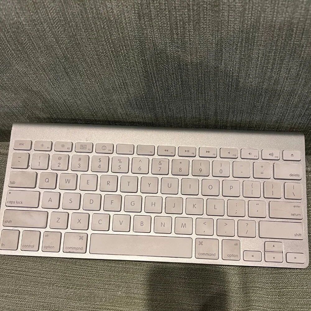 Genuine Apple A1314 Wireless Keyboard White Keys Alum/Metal Base 2 AA Batteries